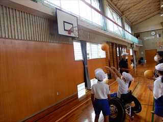 北鹿島小学校車いすバスケットボール体験の様子3