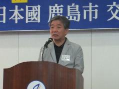 交流会であいさつをする高興郡守