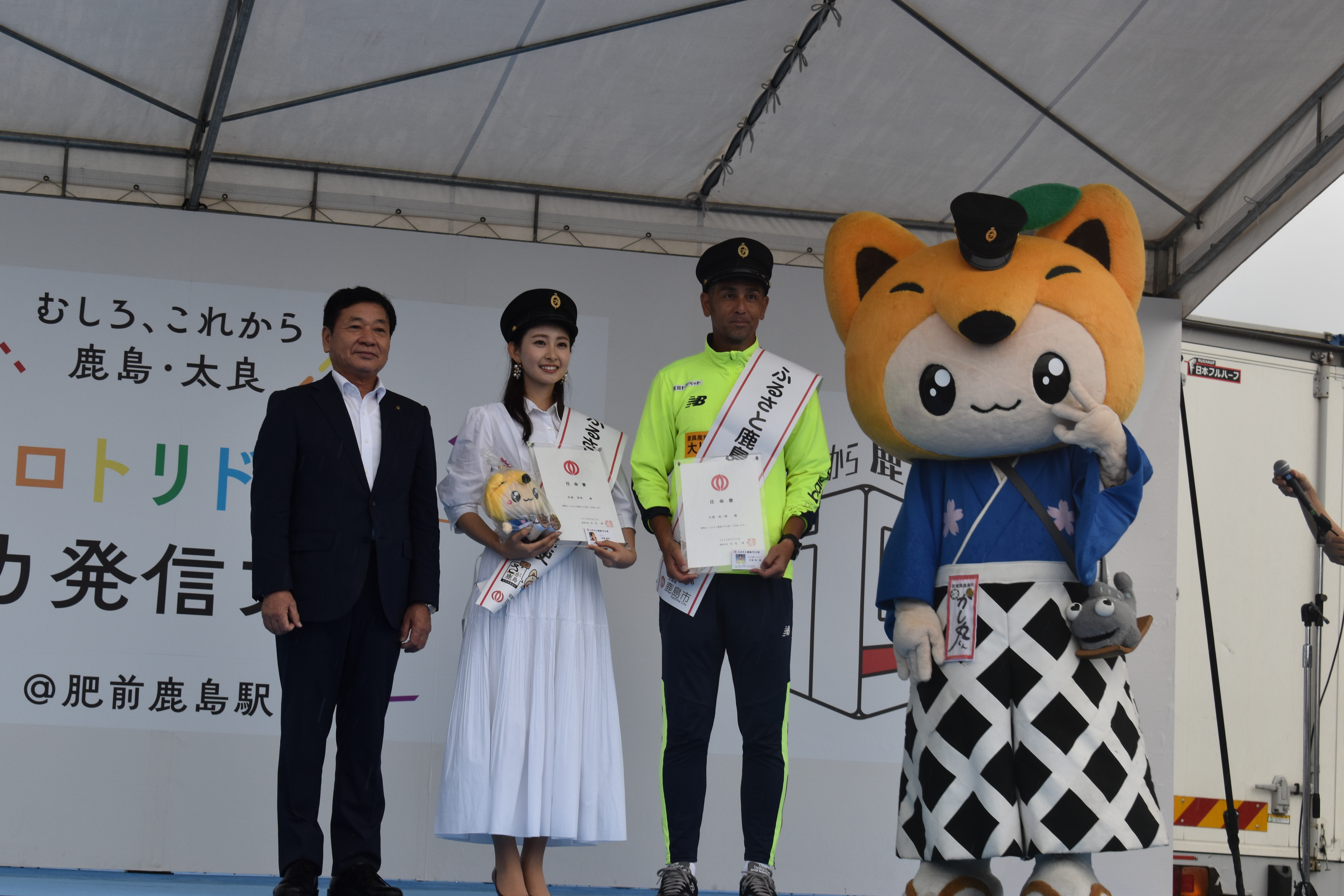 PR大使２名と市長とかし丸くん