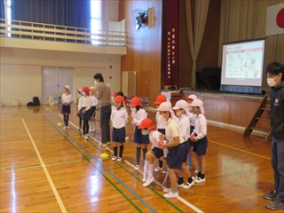 浜小学校1・2年生ボッチャ体験の様子1