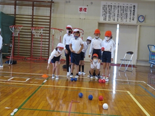 浜小学校1・2年生ボッチャ体験の様子2