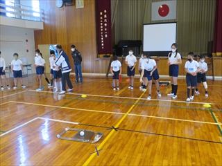 浜小学校5・6年生ボッチャ体験の様子1