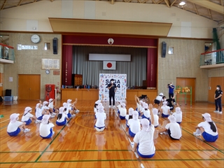 北鹿島小学校車いすバスケットボール体験の様子1
