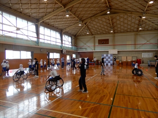 北鹿島小学校車いすバスケットボール体験の様子2