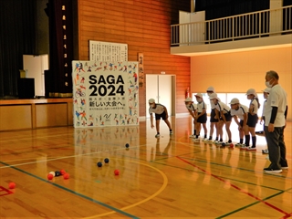 七浦小学校ボッチャ体験の様子1