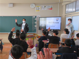 能古見小学校5年生講話の様子