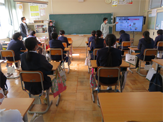 能古見小学校6年生講話の様子