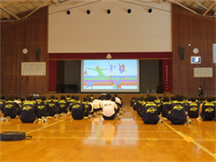 西部中学校1年生講話の様子