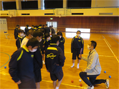西部中学校1年生ボッチャ体験の様子