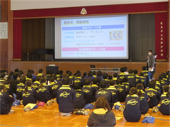 西部中学校2年生講話の様子