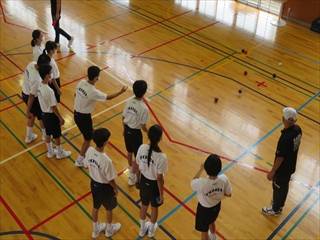 東部中学校ボッチャ体験の様子1